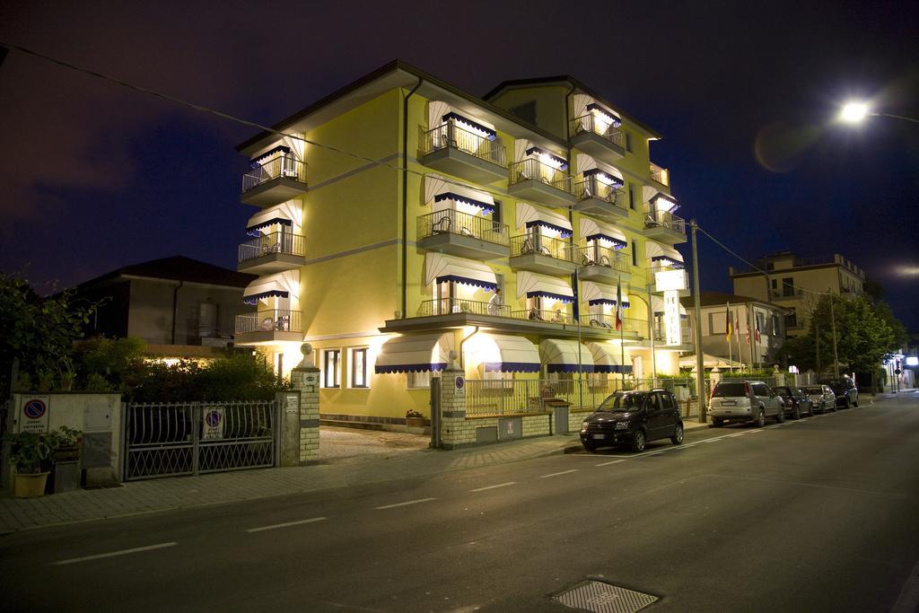 Hotel Fortunella Lido di Camaiore Exteriör bild